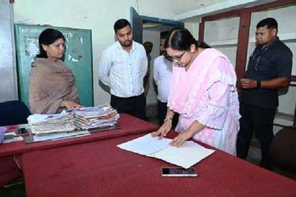 अनुविभागीय व तहसील कार्यालय पहुंचकर कलेक्टर ने लिया कार्यों का जायजा&rsquo;