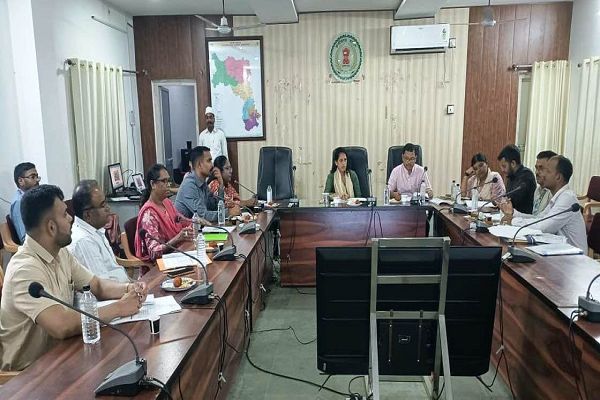 एकलव्य विद्यालयों की व्यवस्था और शिक्षा की गुणवत्ता पर कलेक्टर ने की गहन समीक्षा