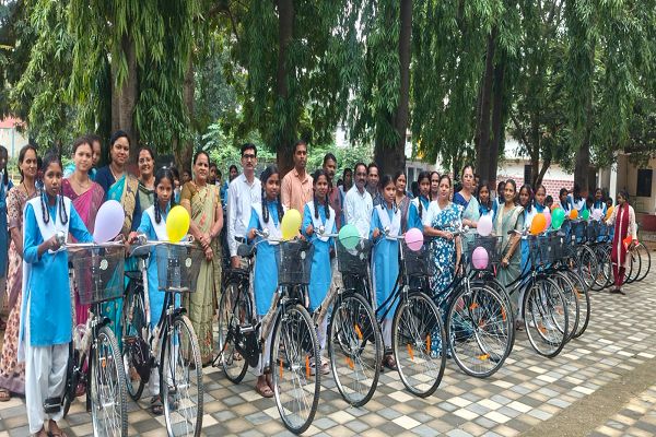 सरस्वती साइकिल योजना के तहत 89 छात्राओं को मिली साइकिल   0 साइकिल पाकर छात्राओं के चेहरे खुशी से खिले।