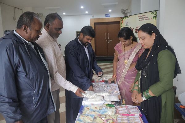 धान-चावल से सजी राखियां बनीं आकर्षण का केंद्र, प्रसन्न समूह की दीदियों ने हुनर से रची आत्मनिर्भरता की नई कहानी