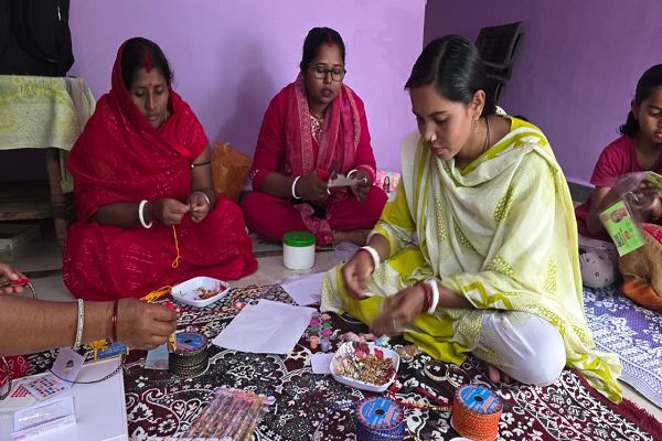 बिहान से कम लागत में राखी निर्माण को मिला नया आयाम