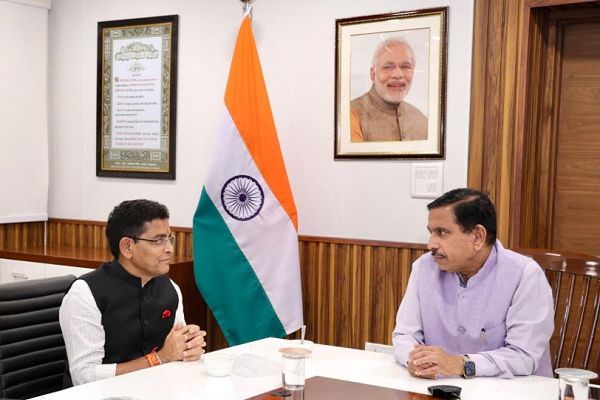 ​बलौदाबाजार में जल्द खुलेगा केंद्रीय विद्यालय, केंद्रीय मंत्री जोशी से मिले मंत्री वर्मा