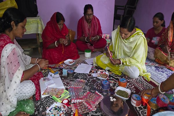 बिहान से कम लागत में राखी निर्माण को मिला नया आयाम, आत्मनिर्भर बन रहीं ग्रामीण महिलाएं