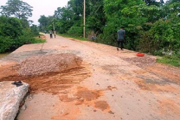 क्षतिग्रस्त पुल व सड़क का तत्काल अस्थायी मरम्मत, बारिश के बीच ग्रामीणों को मिली राहत
