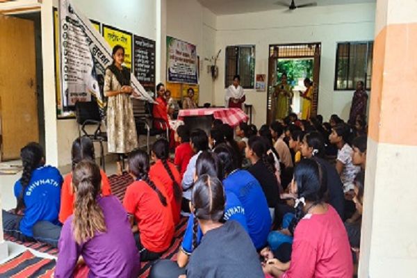 बालक बालिकाओं को बाल विवाह, बाल श्रम, बाल शोषण, पाक्सो एक्ट की दी जा रही जानकारी