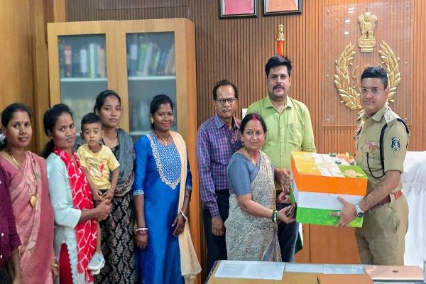 &lsquo;रक्षा सूत्र&rsquo; अभियान के तहत पुलिस जवानों के लिए भेंट की गई राखियां