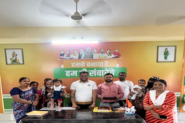  14 बच्चों के बने आधार कार्ड, शिविर का वार्डवासियों ने उठाया लाभ