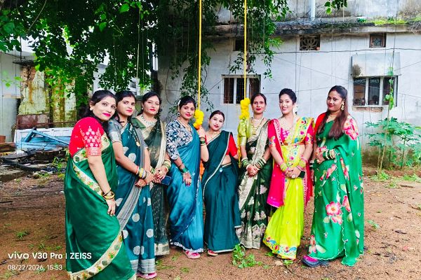  गरियाबंद में सावन झूला सेलिब्रेशन की धूम,ग्रीन साड़ी में सजी महिलाओं ने बढ़ाई कार्यक्रम की रौनक, डांस ड्रामा और एक्टिविटीज ने बांधा समां
