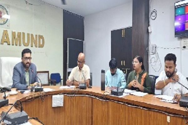 कलेक्टर ने ली राजस्व अधिकारियों की बैठक