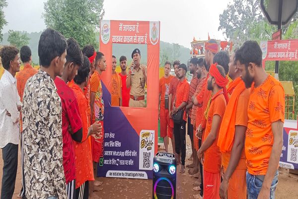 छ.ग. साइबर सागृति अभियान के अंतर्गत आज दूसरे सप्ताह वित्तीय धोखाधड़ी और यूपीआई सुरक्षा के संबंध में पर्यटन स्थल भूतेश्वरनाथ और चिंगरापगार में डीएसपी गोपाल वैश्य ने अनूठे अंदाज अपने गीतों  के माध्यम से लोगों को किया साइबर अपराधों के प्रति जागरूक।
