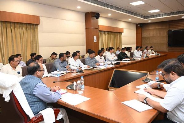  उप मुख्यमंत्री श अरुण साव ने विकास कार्यों और योजनाओं के क्रियान्वयन की समीक्षा की*
