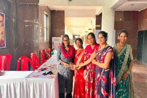 बहनों के हुनर को सम्मान, आत्मनिर्भरता को संबल: कलेक्टर ने &lsquo;बिहान&rsquo; स्टॉल से खरीदी राखी