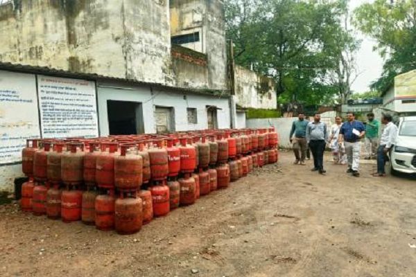 बालाजी गैस एजेंसी में बड़ी कार्रवाई, 412 भरे सिलेंडर कम मिले