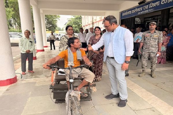 कलेक्टर जनदर्शन में सरोना के दिव्यांग को मिली त्वरित राहत