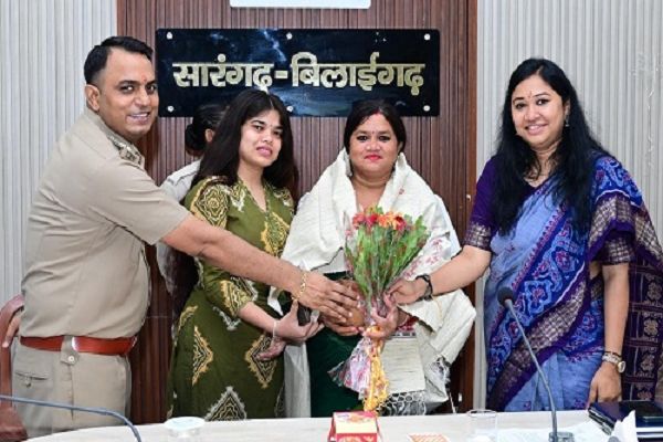 शिक्षिका सुनीता यादव को शाल श्रीफल भेंटकर कलेक्टर एसपी ने किया सम्मानित