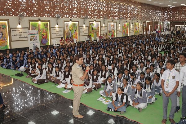  पुलिस अधीक्षक श्री भोजराम पटेल भा.पु.से. की उपस्थिति मे मुंगेली पुलिस का &lsquo;&lsquo;साइबर जागृति अभियान&rsquo;&rsquo; मानस भवन लोरमी में 1298 विद्यार्थियों को मिले डिजिटल सुरक्षा के गुर 