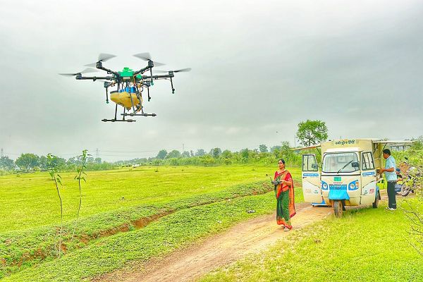  ड्रोन के पंखों से आत्मनिर्भरता की उड़ान, &lsquo;विष्णु भैया&rsquo; की योजनाओं से हेमलता बनीं ड्रोन दीदी