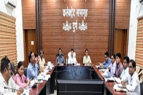 राजस्व अधिकारियों की समीक्षा बैठक में लंबित प्रकरणों के शीघ्र निराकरण के कलेक्टर ने दिए निर्देश