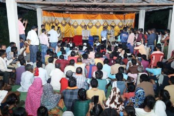 कलेक्टर कुंदन ने लगाई चौपाल, ग्रामीणों के बीच जमीन पर बैठकर सुनीं समस्याएं