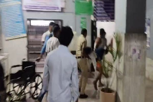  गरियाबंद नशा छोड़ने के लिए गरियाबंद स्थित नशा मुक्ति केंद्र में रह रहे एक व्यक्ति ने देर रात बाथरूम में फांसी लगाकर आत्महत्या करने का प्रयास 