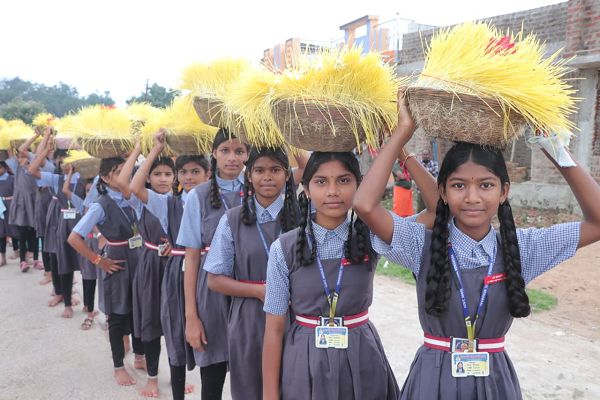 सेमरसल में बच्चों ने मनाया भोजली तिहारपारंपरिक रीति से हुआ भोजली विसर्जनसेमरसल स्कूल के भोजली विसर्जन में ग्रामीणों ने जगह जगह किया स्वागतबाजे गाजे के साथ भोजली विसर्जन हुआ सेमरसल में