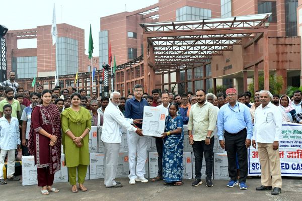 आईसीएआर-एनआईबीएसएम ने एससीएसपी कार्यक्रम के तहत किसानों को वितरित किए पावर स्प्रेयर एवं सोलर पैनल