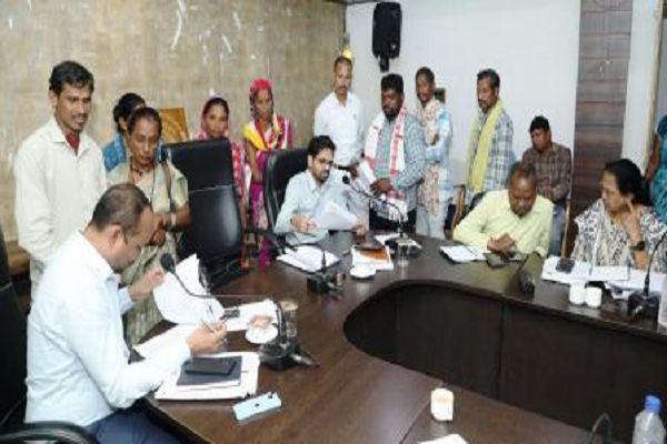 कलेक्टर जनदर्शन में 45 आवेदन प्राप्त, शीघ्र निराकरण करने अधिकारियों को दिए निर्देश