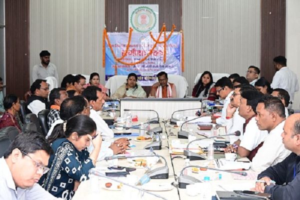 सांसद राधेश्याम राठिया और कमलेश जांगड़े ने की डीएमएफ के विकास कार्यों की समीक्षा