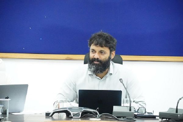 कलेक्टर रोहित व्यास ने ग्राम पंचायतों में संचालित विकास योजनाओं की समीक्षा की