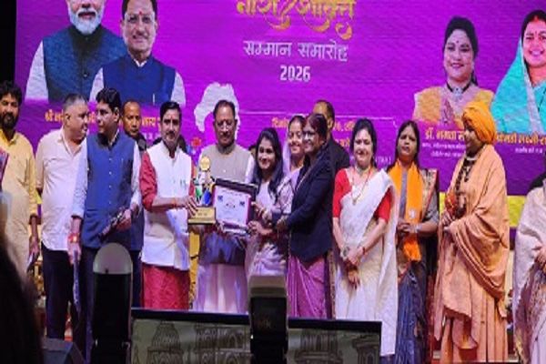 नारी सम्मान कार्यक्रम में उत्कृष्ट कार्य करने वाली महिलाओं एवं अधिकारियों का सम्मान
