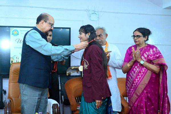 वर्तमान पर फोकस करें, सीखते रहें और समाज के लिए योगदान दें : राज्यपाल डेका