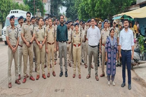जन्माष्टमी एवं गणेशोत्सव को लेकर पुलिस प्रशासन द्वारा कलेक्टर-एसपी की उपस्थिति में फ्लैग मार्च