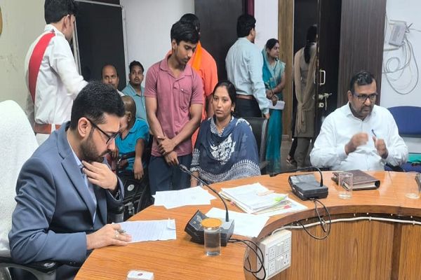 कलेक्टर श्री लंगेह ने जनदर्शन में सुनी आमजनों की समस्याएं, निराकरण के दिए निर्देश