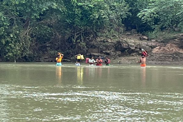 *पुल के इंतजार में जरण्डीह के ग्रामीण, ट्यूब के सहारे जान जोखिम में डालकर पार कर रहे बाकड़ी नदी*