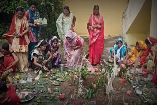 संतान की दीर्घायु की कामना लेकर माताओं ने रखा निर्जला व्रत