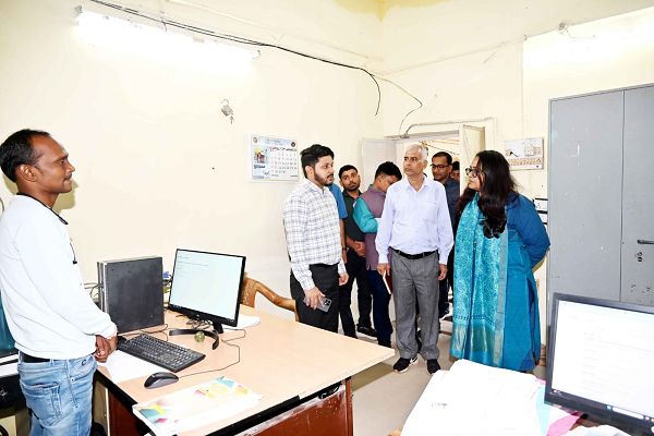 कलेक्टर श्रीमती तुलिका प्रजापति ने बोड़ला जनपद कार्यालय का किया निरीक्षण   विभिन्न शाखाओं का जायजा लेकर अधिकारियों को दिए आवश्यक दिशा-निर्देश