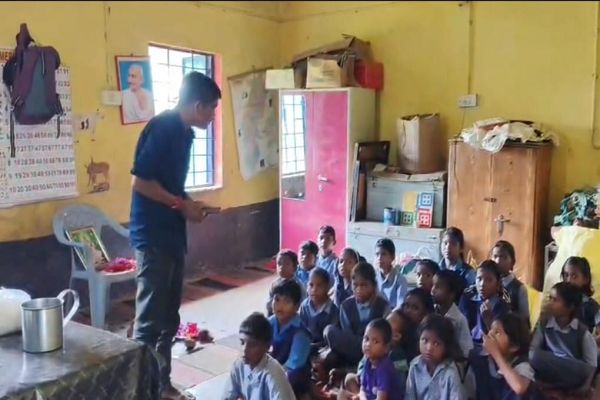  मैनपुर के भाटापानी स्थित ज्ञान ज्योति प्राथमिक शाला कामारपारा का मामला, ग्रामीणों ने जांच और कार्रवाई की मांग उठाई