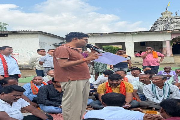 ग्राम सकरबोगा में वित्त मंत्री श्री ओ.पी. चौधरी ने ग्रामीणों से किया आत्मीय संवाद