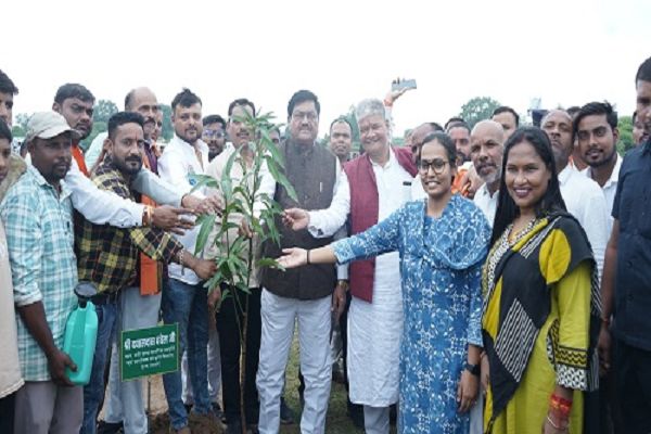 मोर गांव मोर पानी महाअभियान के तहत बृहद वृक्षारोपण