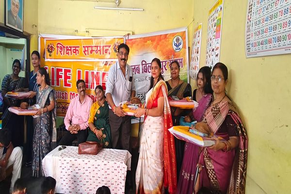  राधाकृष्णन के जन्मदिन पर लाइफ लाइन स्कूल की शिक्षकों का सम्मान