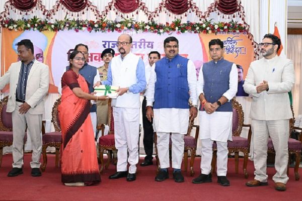 शिक्षक दिवस पर राजभवन में सारंगढ़-बिलाईगढ़ की शिक्षिका प्रियंका गोस्वामी सम्मानित