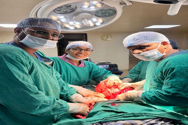 रायगढ़ मेडिकल कॉलेज के चिकित्सकों की उपलब्धि : महिला के पेट से निकाला गया 8 किलोग्राम वजनी विशालकाय ट्यूमर