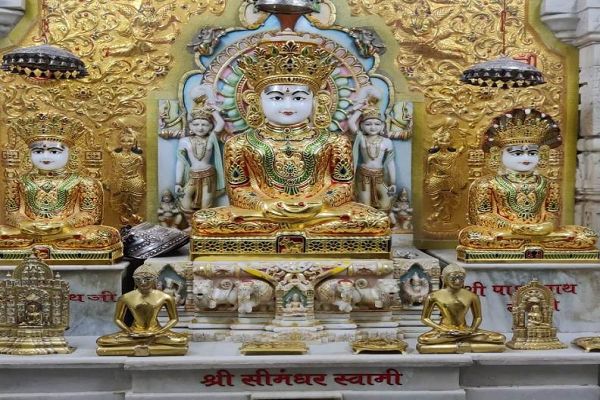 पर्युषण महापर्व : सीमंधर स्वामी जैन मंदिर की प्रभु भक्ति में गायकों का जमघट