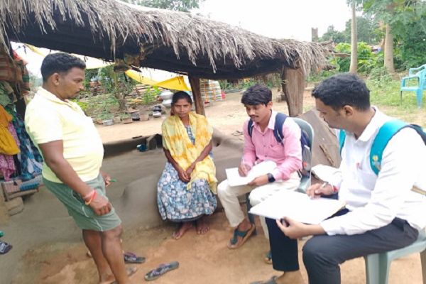 घर-घर पहुंचा विधिक सहायता का संदेश, ग्रामीणों की समस्याओं का लिया जायजा