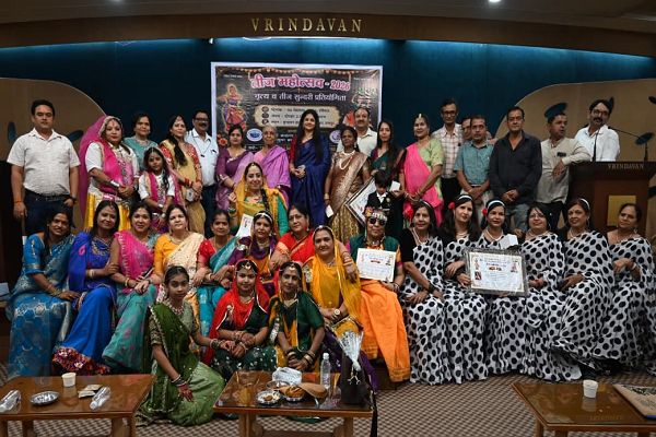 तीज महोत्सव में रंगारंग नृत्य व तीज सुंदरी प्रतियोगिता सम्पन्न