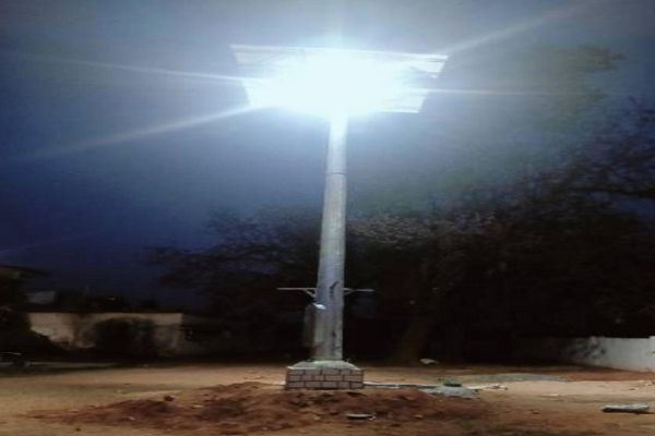 सूरज की रोशनी से बदली रातों की तस्वीर: सोलर हाई मास्ट से आदिवासी कन्या आश्रम में रोशन हुआ उम्मीदों का आंगन