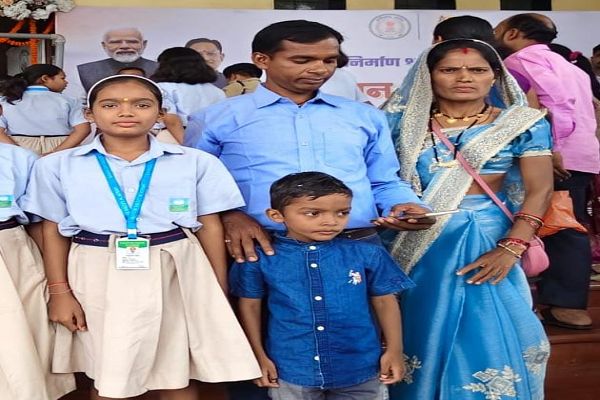 श्रमिक की बेटी अब रायपुर के कांगेर वैली स्कूल में करेगी पढ़ाई