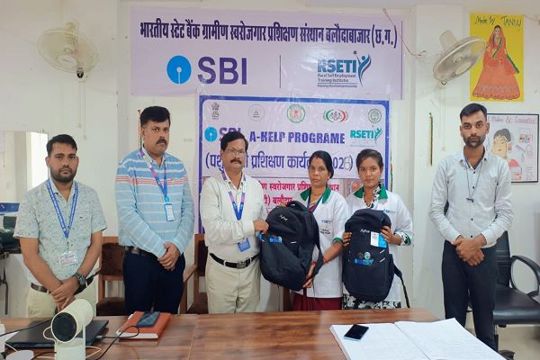  एसबीआई आरसेटी द्वारा पशु सखी प्रशिक्षार्थियों को टूलकिट वितरित