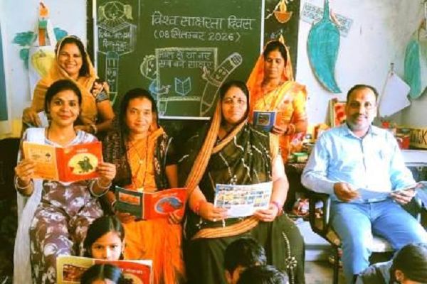 एक दीप साक्षरता के नाम साक्षरता के प्रति जन-जन में जागरूकता का संदेश देने साक्षरता दीप जलाया गया