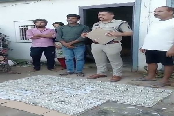 खैर लकड़ी तस्करी मामले में बड़ा खुलासा, आरोपी के घर से 81 लाख कैश बरामद